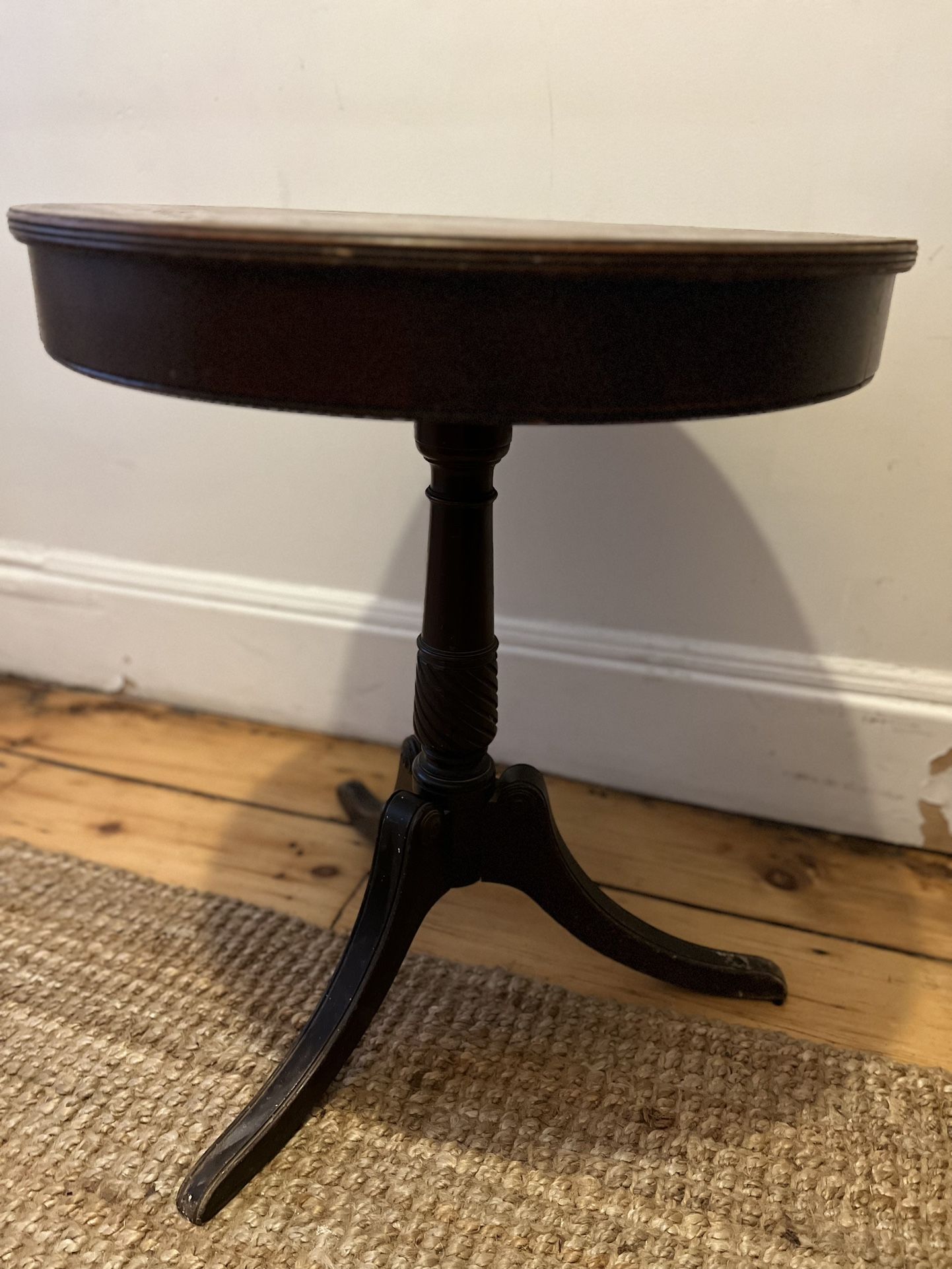 Beautiful Vintage Mahogany Round End Table