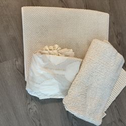 Bathroom rugs & curtain