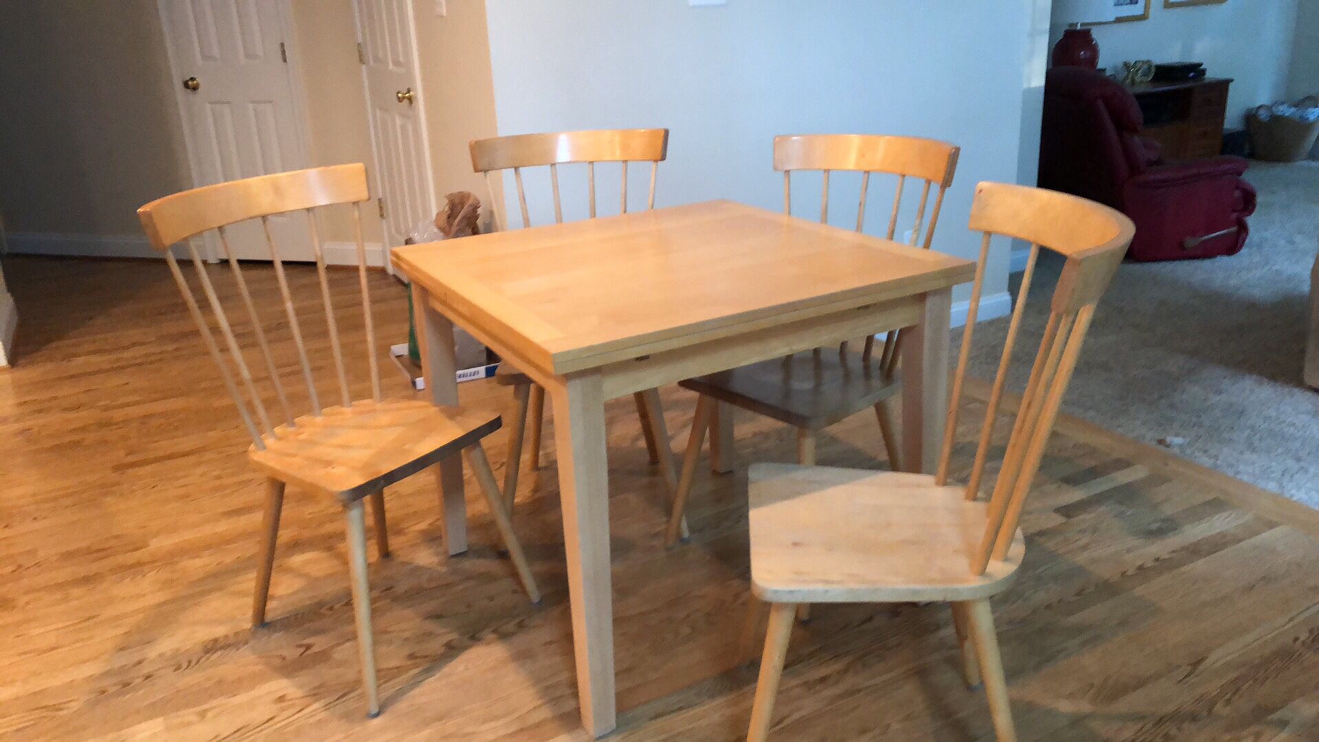 Wooden table with 4 chairs - expands to double the length