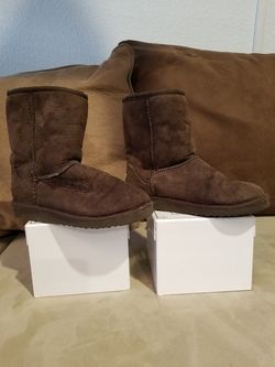 **Authentic Girls Classic Chocolate Uggs Boots!