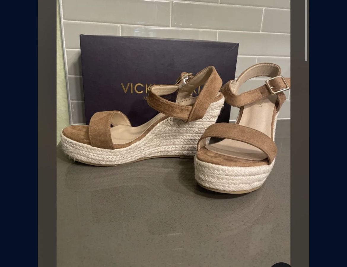 NEW IN BOX Khaki Brown Suede Platform Wedge Heels Size 9 Women Shoes Open Toe Straps Buckle