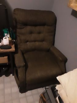 Lift Chair Some Cat Damage On Arms Lift Works Great