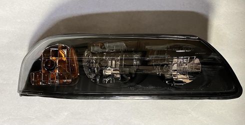 LA Zona Auto Parts 2000 to 2005 Chevrolet Impala Right Side Headlight 