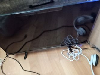 Flat Screen TV with Stand roku