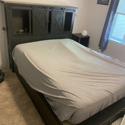 Queen Sized Bed w/storage