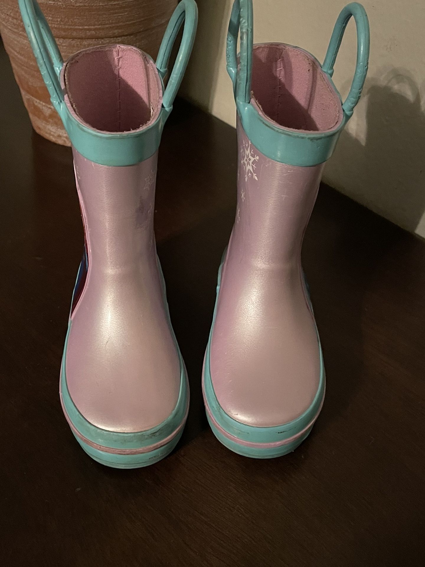 Rain frozen boots of a girl size 5/6