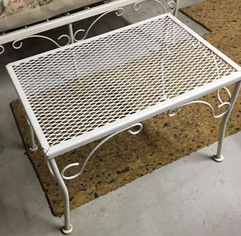 Vintage Metal Outdoor Furniture Coffee Table 24"w x 15.5"l x 16.5"h Great Condition!