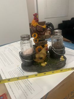 Rooster farm salt and pepper holder