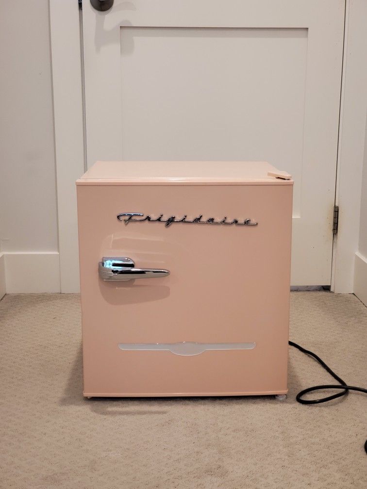 Frigidaire EFR176-CORAL-6COM