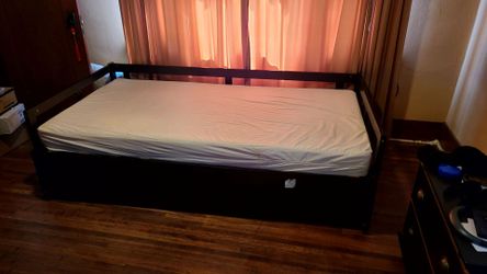 Solid Wooden Daybed with Pop Up Trundle Twin to King Extendable Sofa Bed, Espresso. With unused mattress.