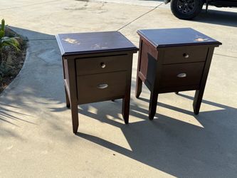 2 nightstands