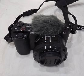 Sony ZV-E10 / 16-50mm Lens/ Sony handheld grip