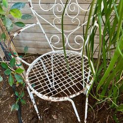 Vintage White Shabby Iron Chair – Shabby Chic Lovers’ Dream!