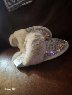 Girls NWT SIZE SMALL  13/1 Slippers cat And  Jack 
