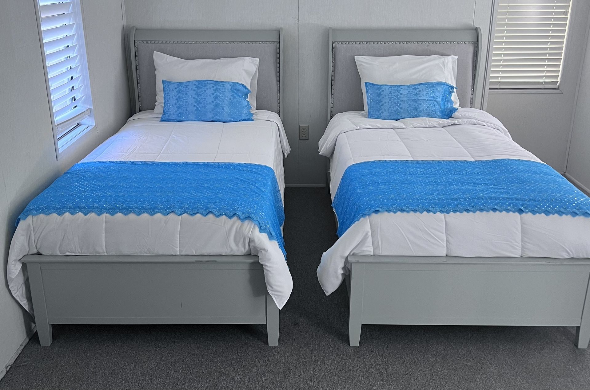 Twin Size Double Bed Set. In Good Condition With brand New Mattresses. Hablo Espanol Y Hago Entregos