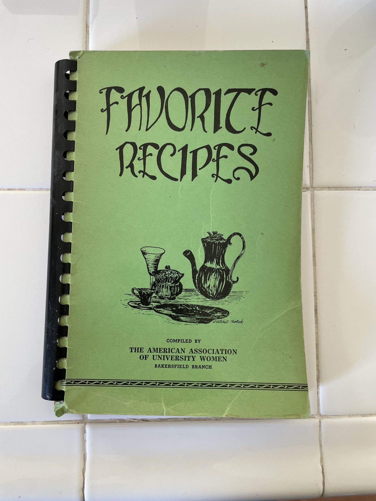 Vintage “Favorite Recipes” by The AAUW of Bakersfield  Cookbook 231 Pages 