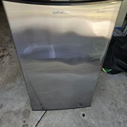 Upstreman Mini Fridge & Freezer