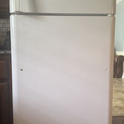 White Kenmore Top-Freezer Refrigerator, Works Great