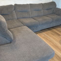 Shaped Couch With Chaise 