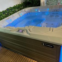 2023 Hot Springs Spa 6 Person Hot Tub Gently Used
