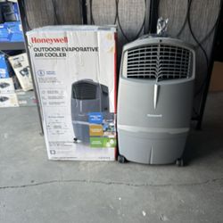 Honeywell 830-CFM 3 -Speed Indoor/Outdoor Portable Evaporative Cooler for 505-sq ft (Motor Included) 60