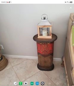 Elegant accent table