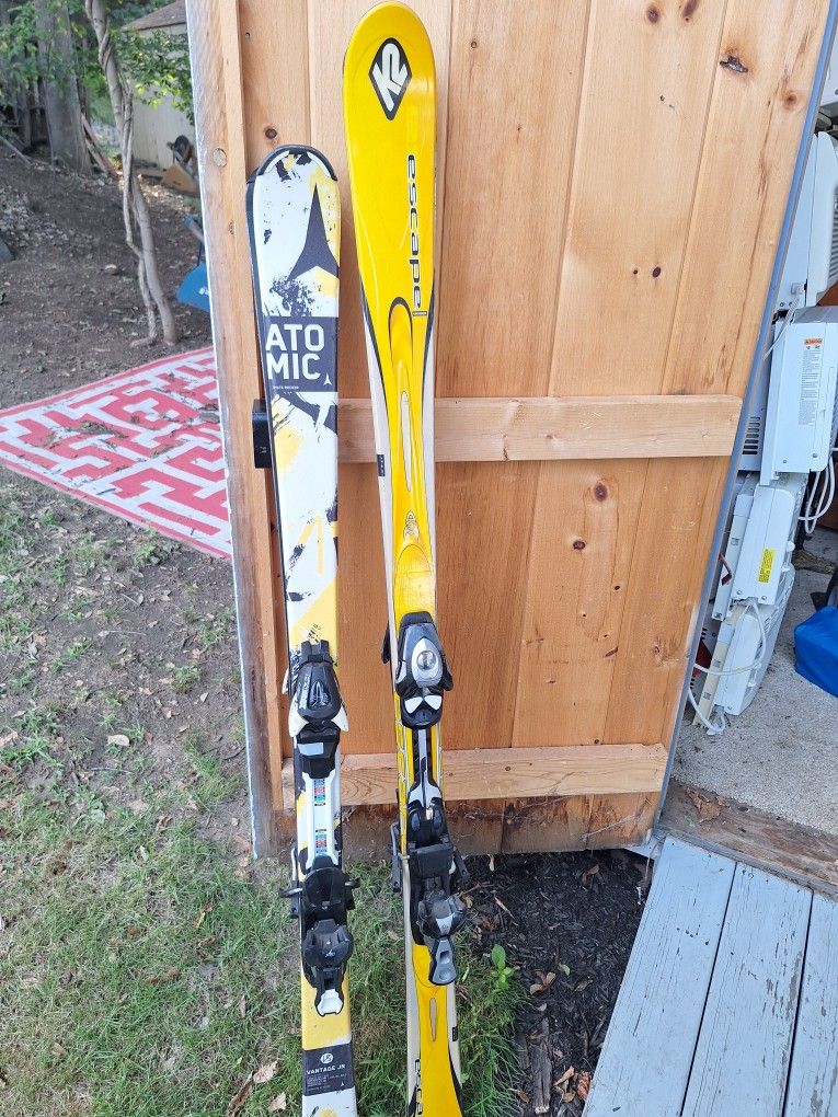 KIDS SKIIS. 