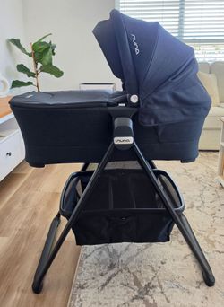 Nuna SWIV & TRIV Series Bassinet + Stand