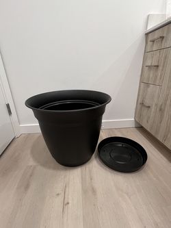 20-inch round planter with saucer