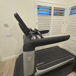 Life Fitness Platinum Club Treadmill