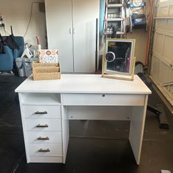 white desk/vanity 