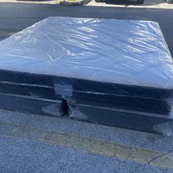 NEW MATTRESS KING SIZE PLUSH WITH BOX SPRING 