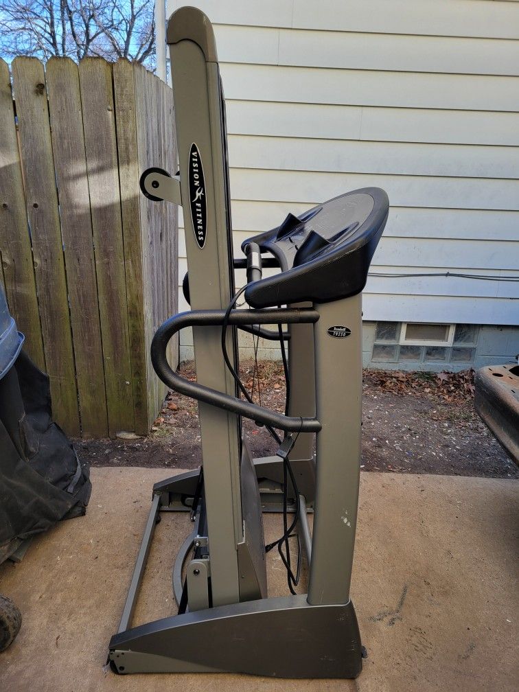 VISION FITNESS T9250 TREADMILL for Sale in Kenosha WI OfferUp