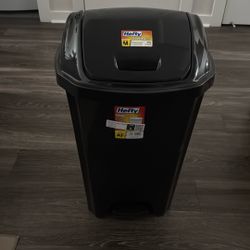Hefty Trash Can Size M