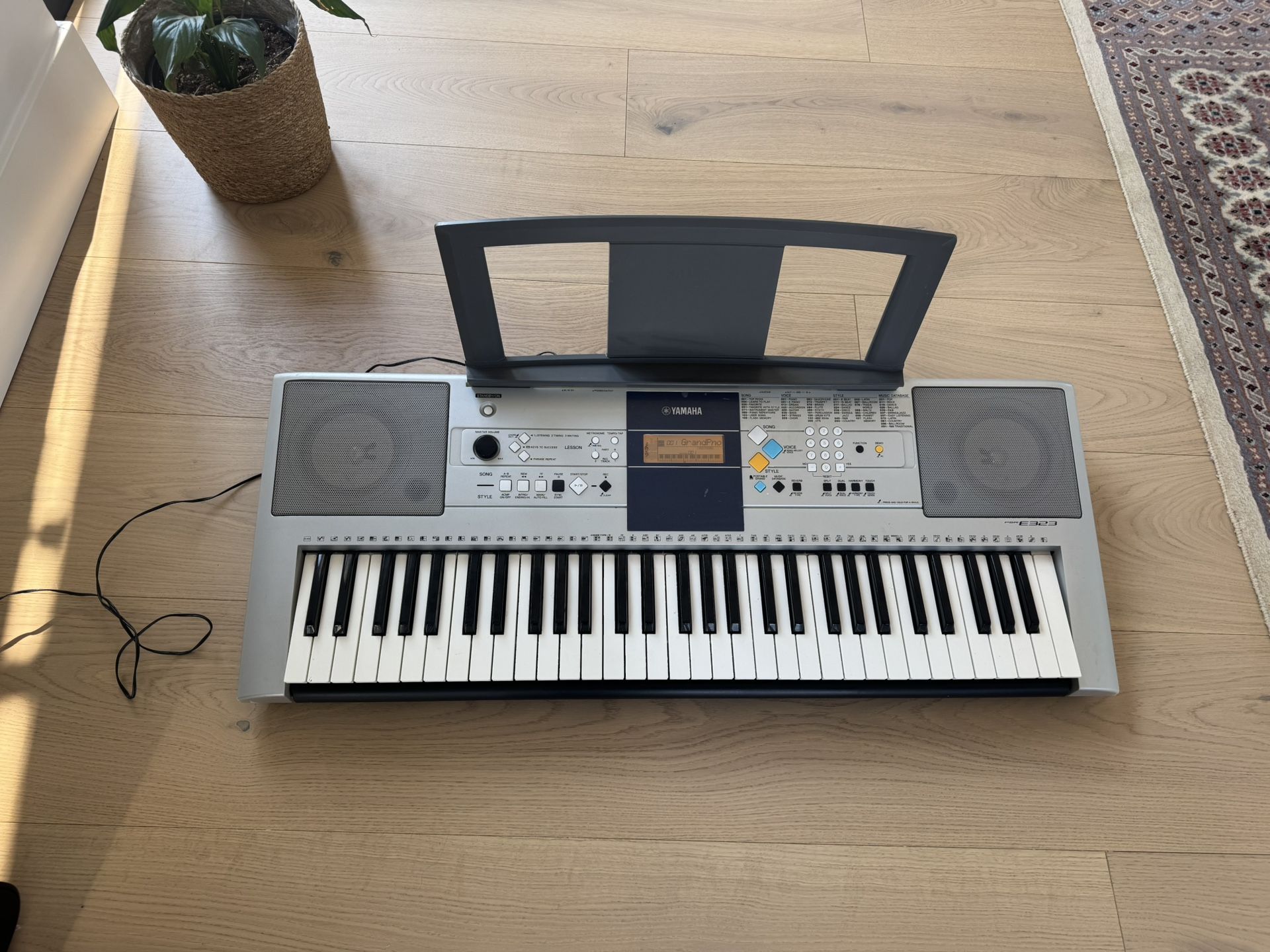 Yamaha electronic keyboard. Yamaha PSR - E323