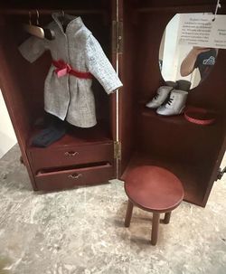 NEW American Girl Queen’s Treasure Wood Wardrobe Vanity Doll Trunk Case Chair Coat