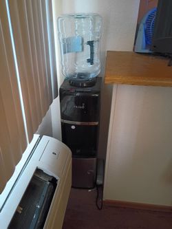 Primo water tower and 2 jugs