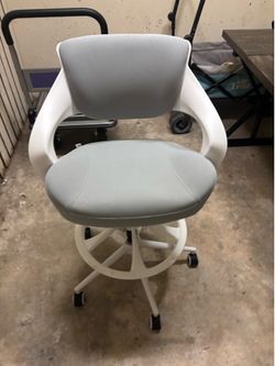 office high chair.. like   new   50 dls obo!!
