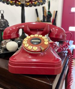 Teléfono antiguo Rojo de estilo rotatorio con bototones. VINTAGE.
