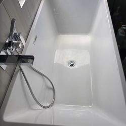 Bath tub freestanding and elegant