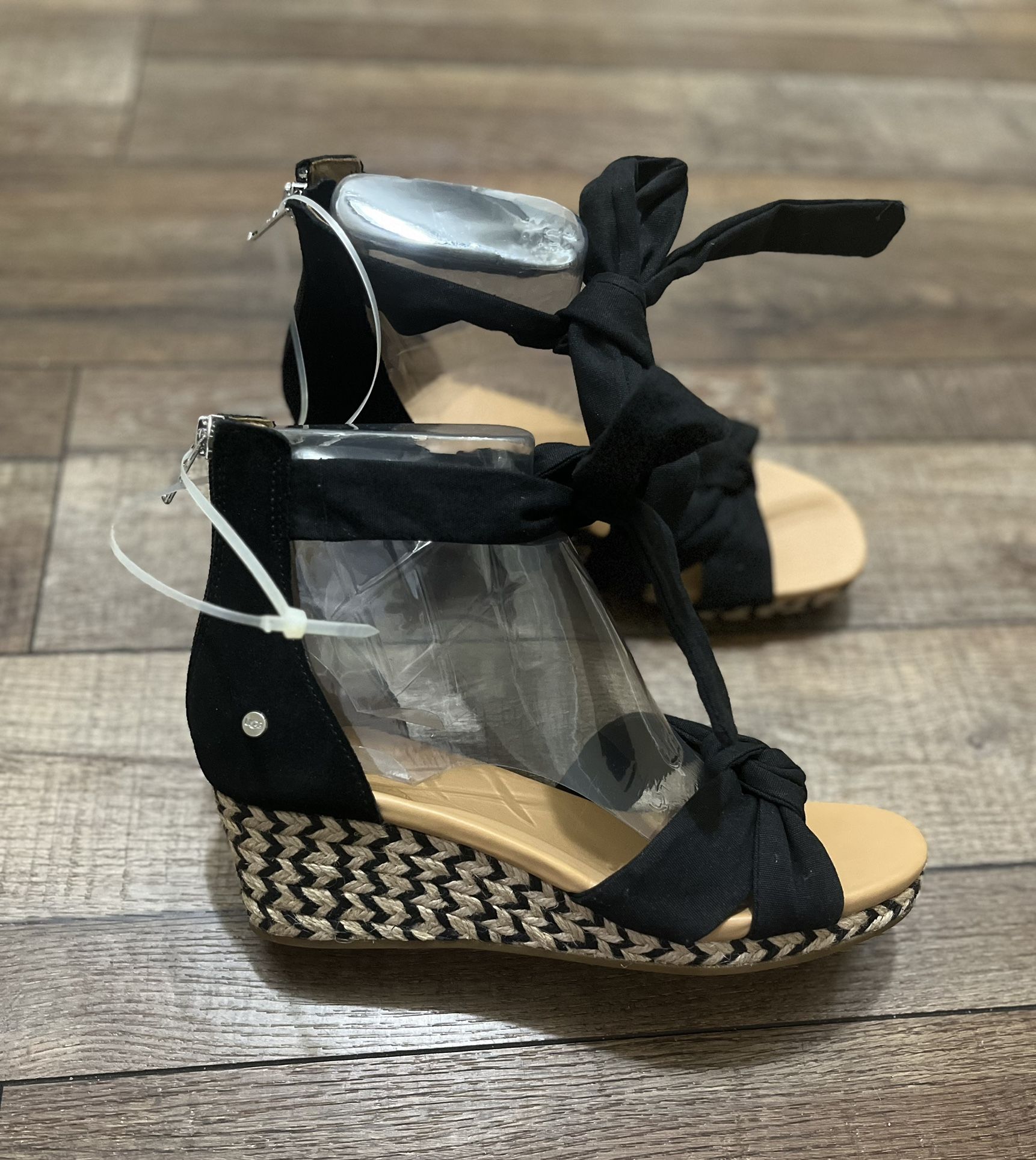 NEW!! UGG “YARROW” Sz9