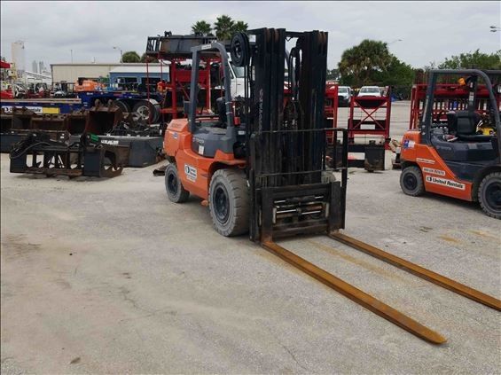 Warehouse Forklift 10,000lbs Capacity - Toyota