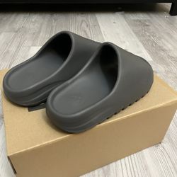 Yeezy Slide Dark Grey