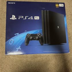 PS4 PRO  (2 controllers) (3 Games)