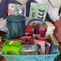 Woman Makeup 💄 Basket Lots Of Good Stuff & Eyelashes And Brushes And More / Perfect Mothers Day Basket 💝