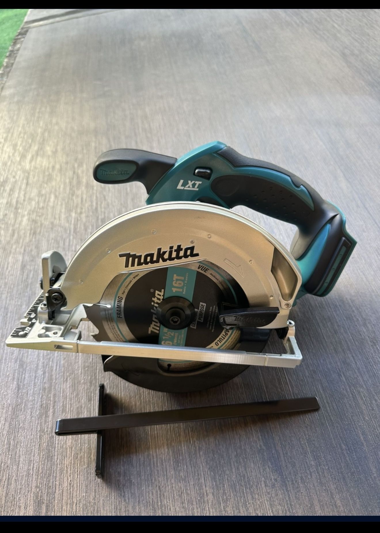 Makita 18V LXT Lithium-Ion Cordless 6-1/2 in. Lightweight Circular Saw and General Purpose Blade (Tool-Only