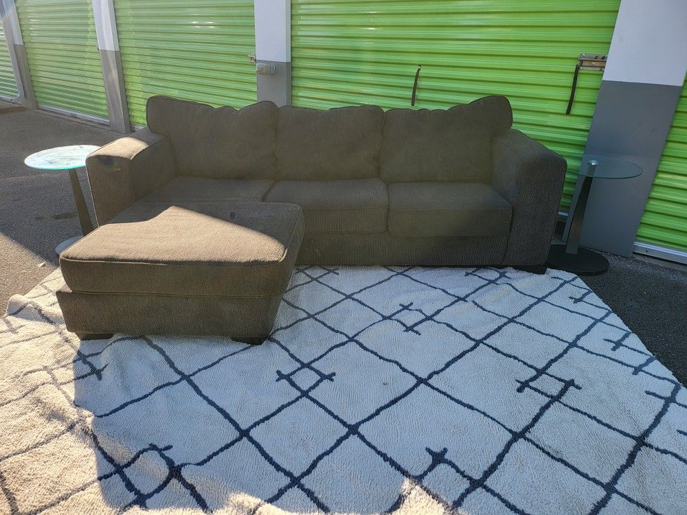 Count to ground in tables one round coffee table and  8 by10 Washable  area rug