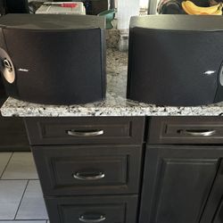 Bose 301v Bookshelf Speakers. 