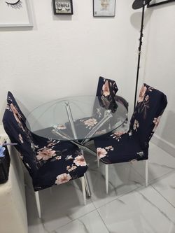 Comedor de 4 sillas casi nuevo