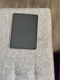 LIKE NEW Apple iPad 11” A16 128GB Wi-Fi + 2 Keyboards + 2 Cases + Stylus + Charger — Full Bundle
